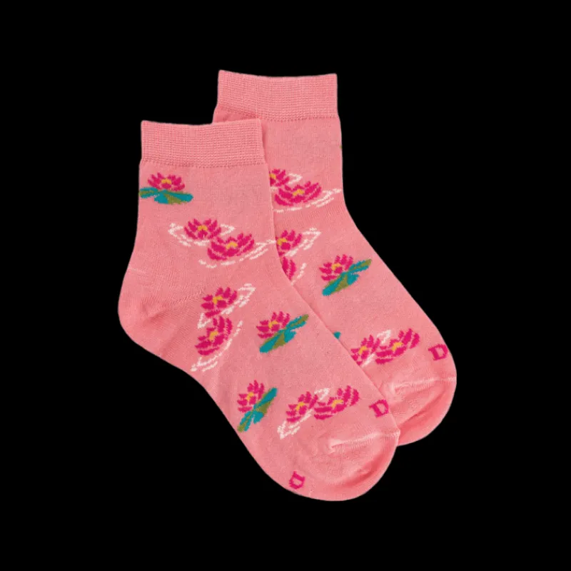 socquettes_pour_enfants_e_0-3.webp Enfant Doré Doré Socquettes^Socquettes pour enfants en fil d'Ecosse à motifs de nénuphars - Rosa Géranium