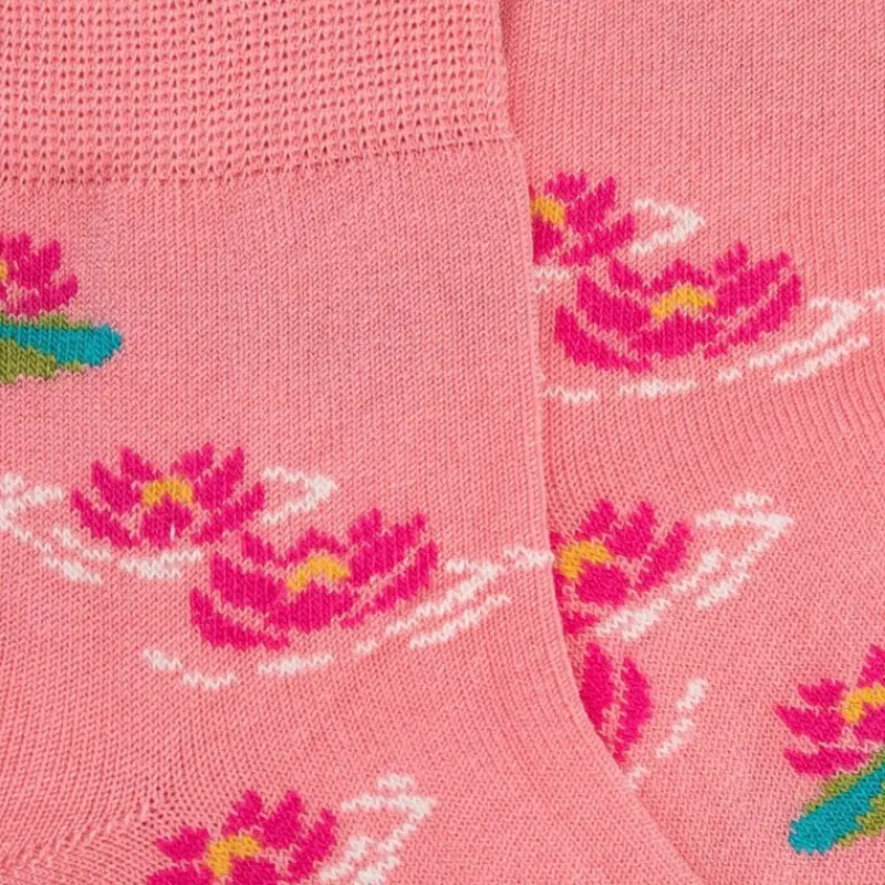 socquettes_pour_enfants_e_1-2.webp Enfant Doré Doré Socquettes^Socquettes pour enfants en fil d'Ecosse à motifs de nénuphars - Rosa Géranium